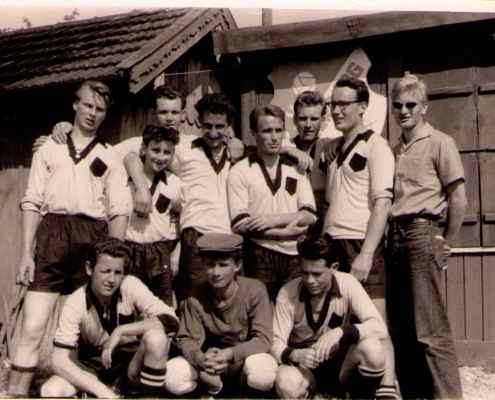 Das erste Fußballteam des neuen Sportvereins Edling. Stehend links: Reinhard Hanrieder, Adolf Schmelmer, Georg Hiebl, Otto Jung, Josef Fischberger, Josef Etterer, Willi Baumgartner, Bernd Adler. FC Edling 1960 Vorne von links: Peter Geyer, Dietmar Kleiner, Martin Ziegler