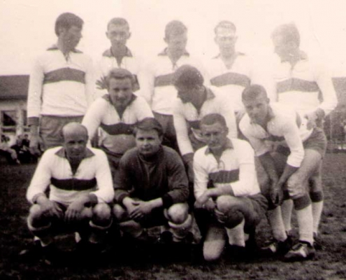 Herrenteam 1963 - stehend von links: Guggenberger, Sebastian Löw, Hans Klinger, Uli Maier, unbekannt.Gebückt: Sepp Heinzl, Hilmar Gürtel, Jakob Untergehrer. Kniend: Richard Müller, Peter Seidl, Flo Scheidegger