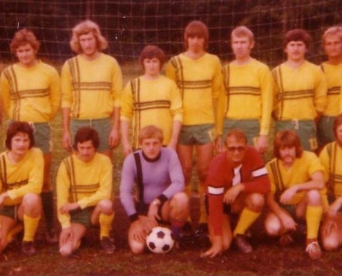 1976 Meister, stehend: Trainer Walter Asböck, Fritz Fußstetter, Walter Moritz, Martin Glas, Bernhard Maier, Ludwig Stephan, Bruno Staudinger, Dr. Hermann Budenhofer, Günther Berndt. Knieend: Hubert Schex, Gerhard Scheibner, Harry Mayr (+), Sebstian Baumann (+), Georg Steffl, Alois Blüml