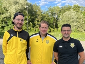 Jugendleiter Christian Wittmann flankiert von Tom Schön (links) und Martin Häuslmann (rechts)